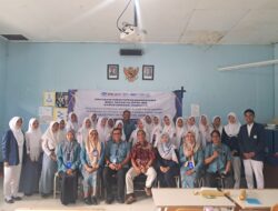 Mahasiswa Stikes Husada Jombang Bersama Siswi SMK Patriot Jombang dalam Program Kreativitas Mahasiswa