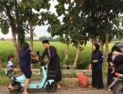 Sebagai Bentuk Solidaritas, FKMSB Jombang Berbagi Takjil Kepada Pengguna Jalan