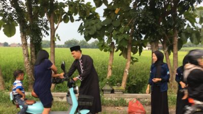 Sebagai Bentuk Solidaritas, FKMSB Jombang Berbagi Takjil Kepada Pengguna Jalan