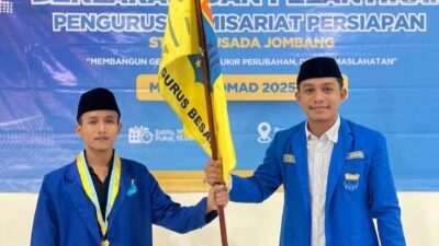 Penyerahan simbolis oleh ketua cabang PMII Jombang kepada Ketua Komisariat Persiapan STIKES Husada Jombang